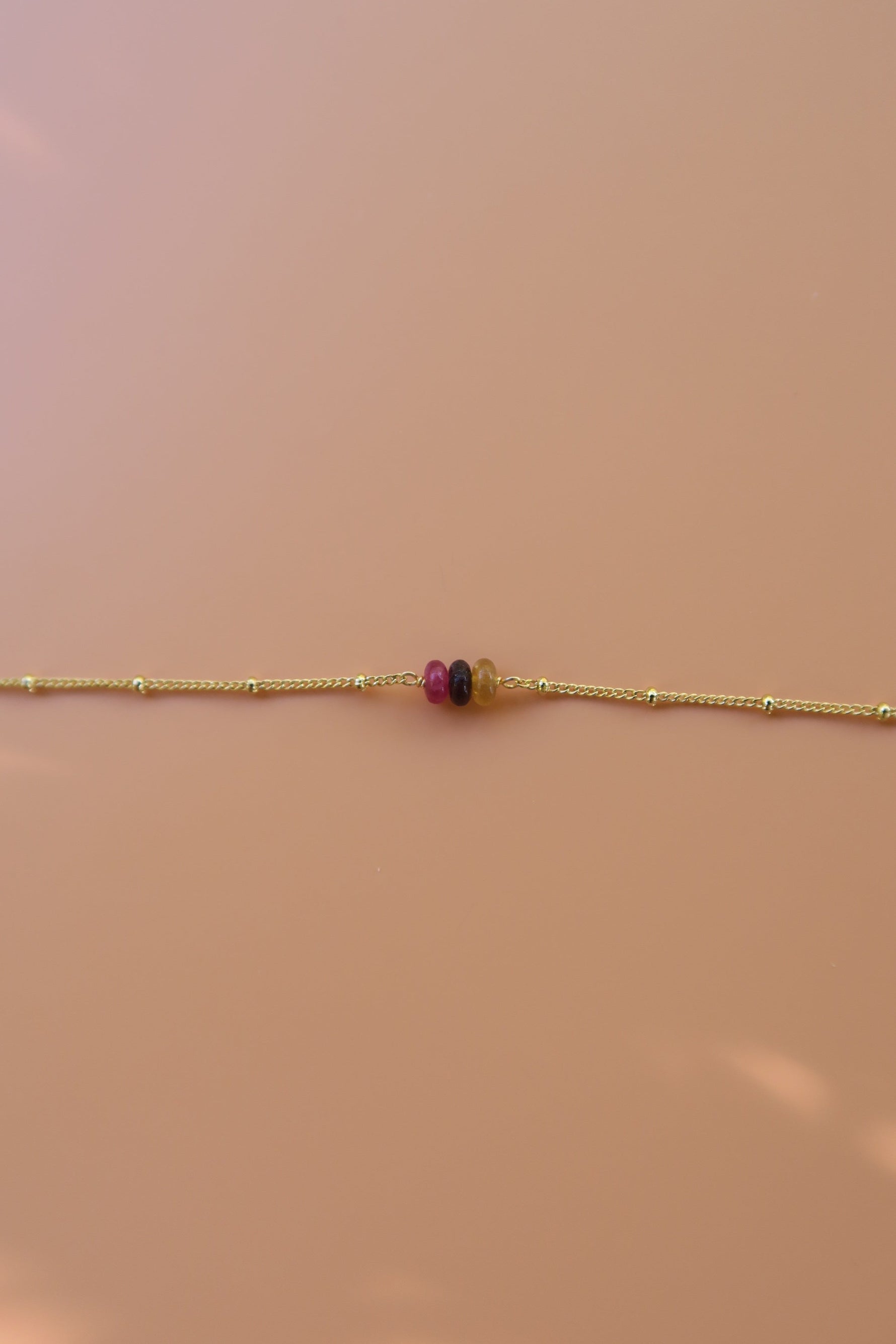 bracelet féminin minimaliste et coloré fabriqué en france à la main