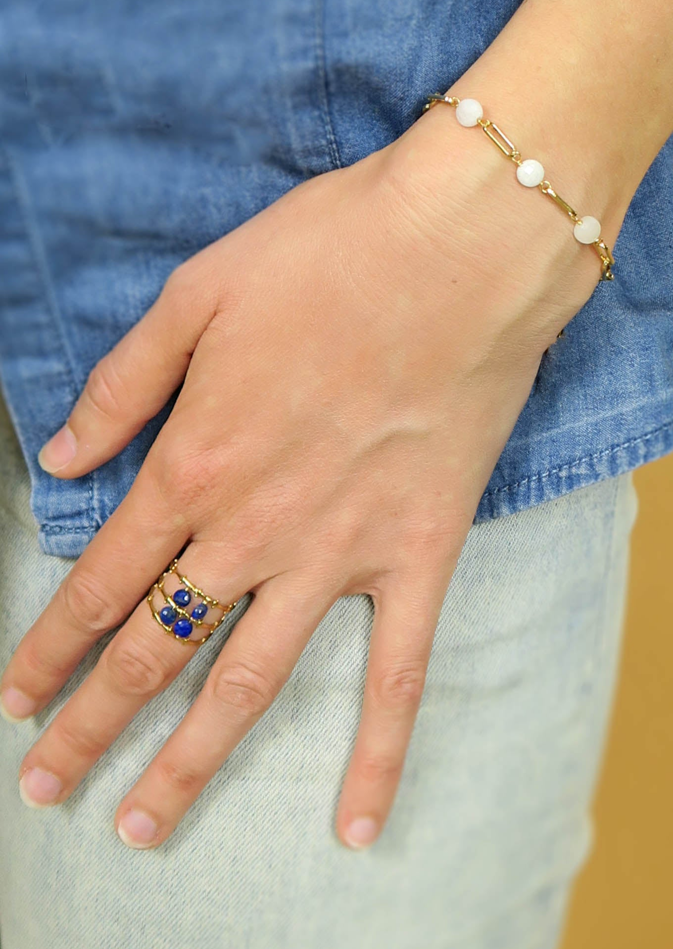 Mise en situation de la bague sesame en lapis lazuli et du bracelet Isis en Pierre de lune, créés par la marque artisanale Hirondelle Bijoux 