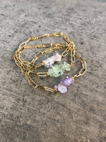 bracelets en trois couleurs de pierres différentes, vertes, roses ou violettes pales sur une chaine géométrique dorée