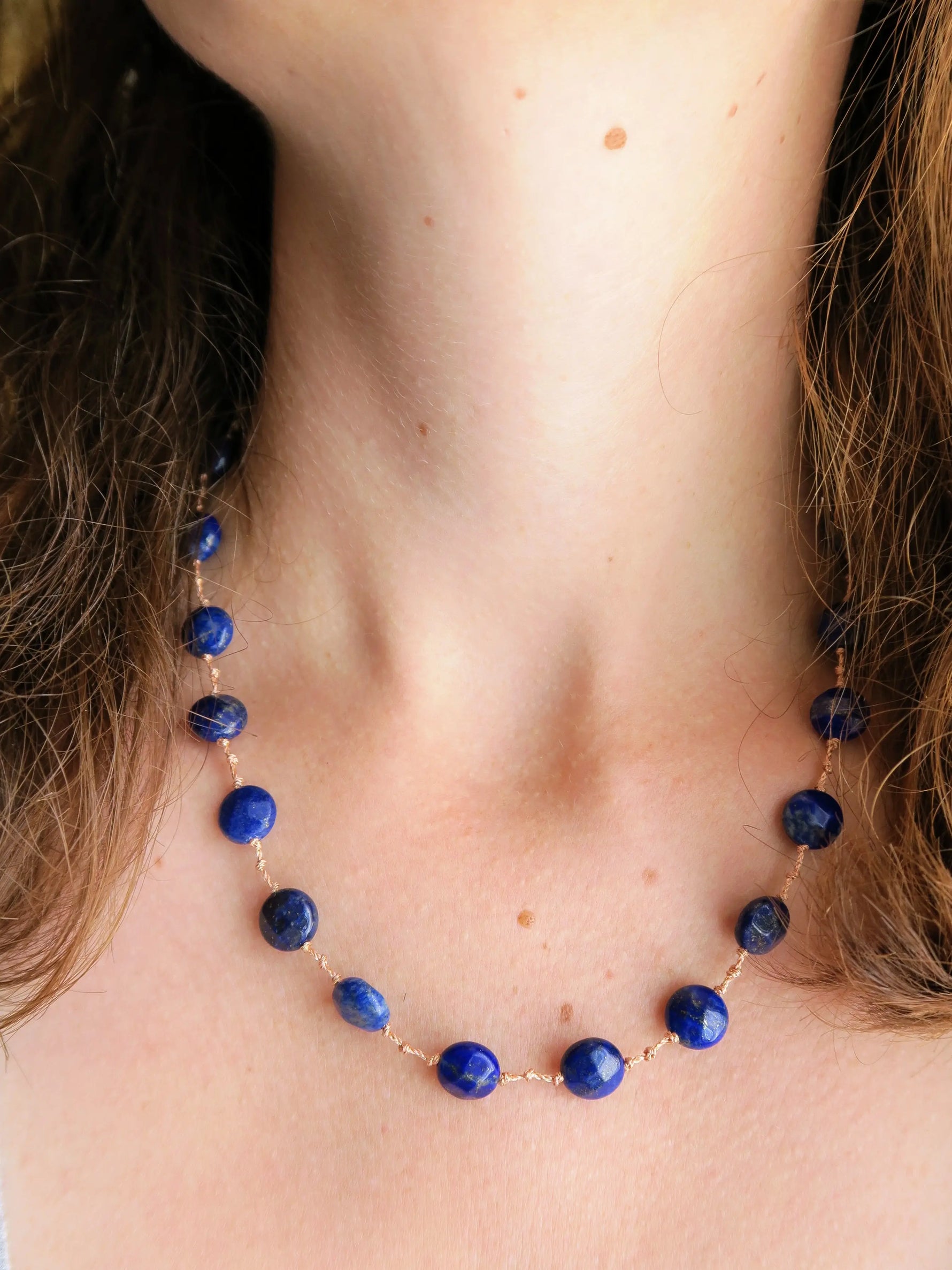 collier mi long porte bonheur lapis lazuli sur cordon