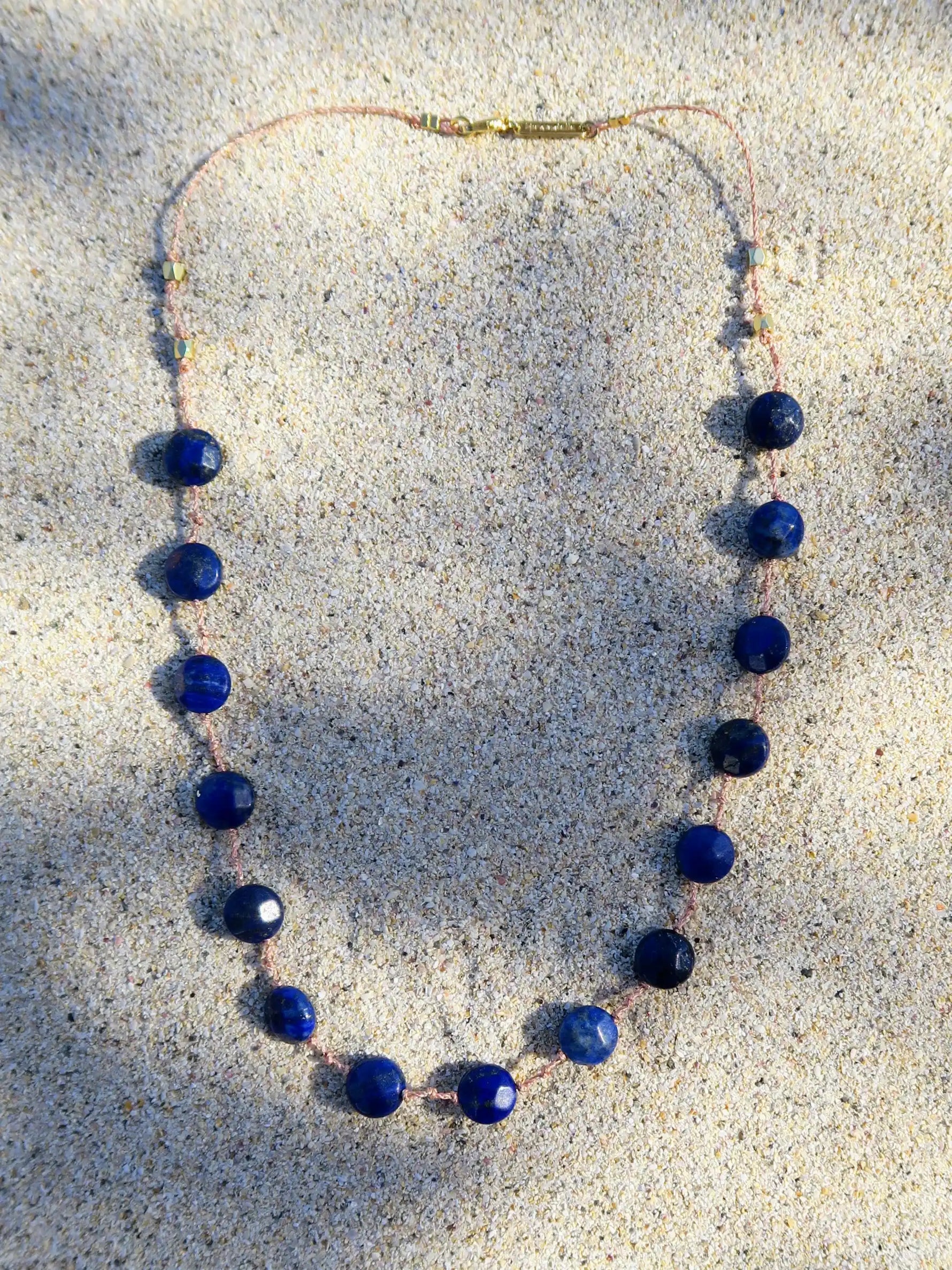 collier porte bonheur lapis lazuli sur cordon