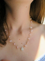 collier porte bonheur capri en quartz rose et fluorite sur cordon