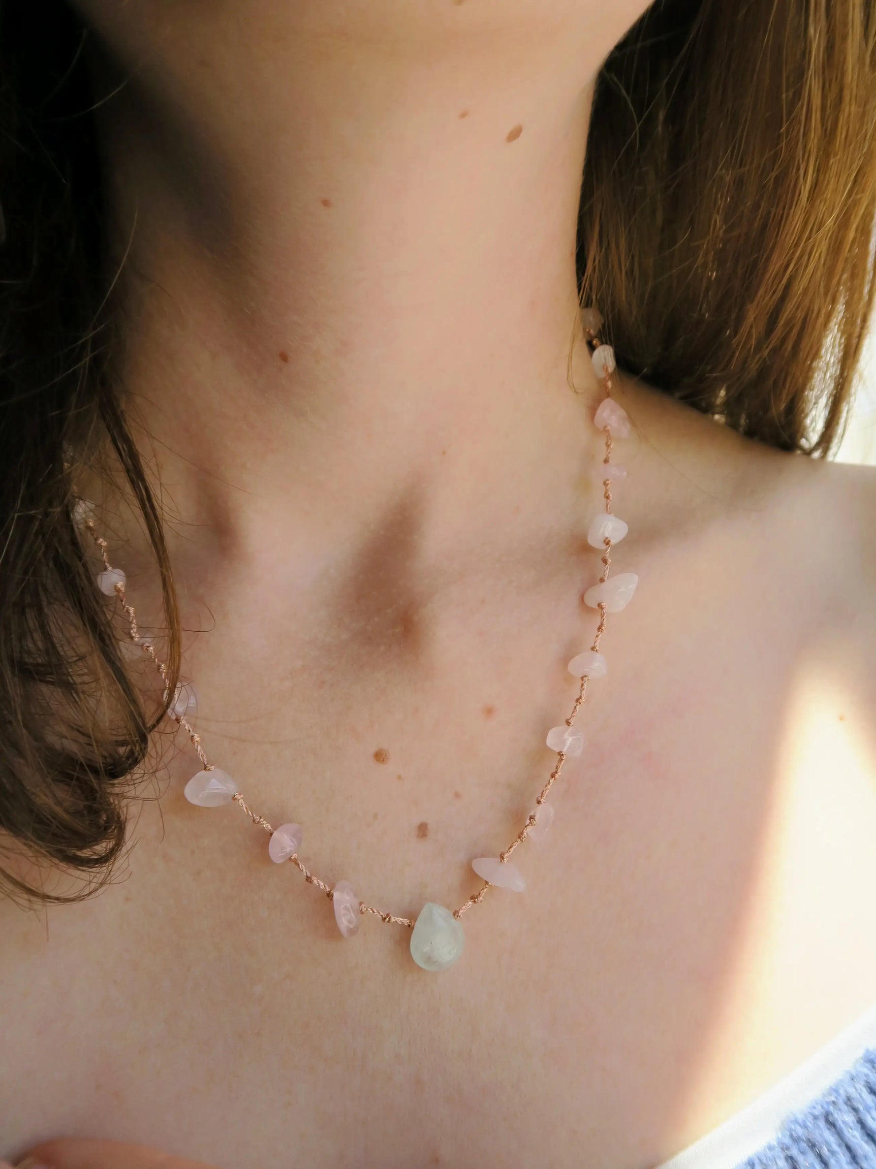 collier porte bonheur capri en quartz rose et fluorite sur cordon