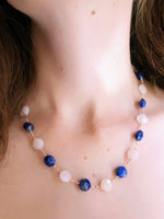 Collier léger et coloré pierres naturelles de quartz rose et lapis lazuli nouées sur cordon rosé. fabrication française et artisanale.