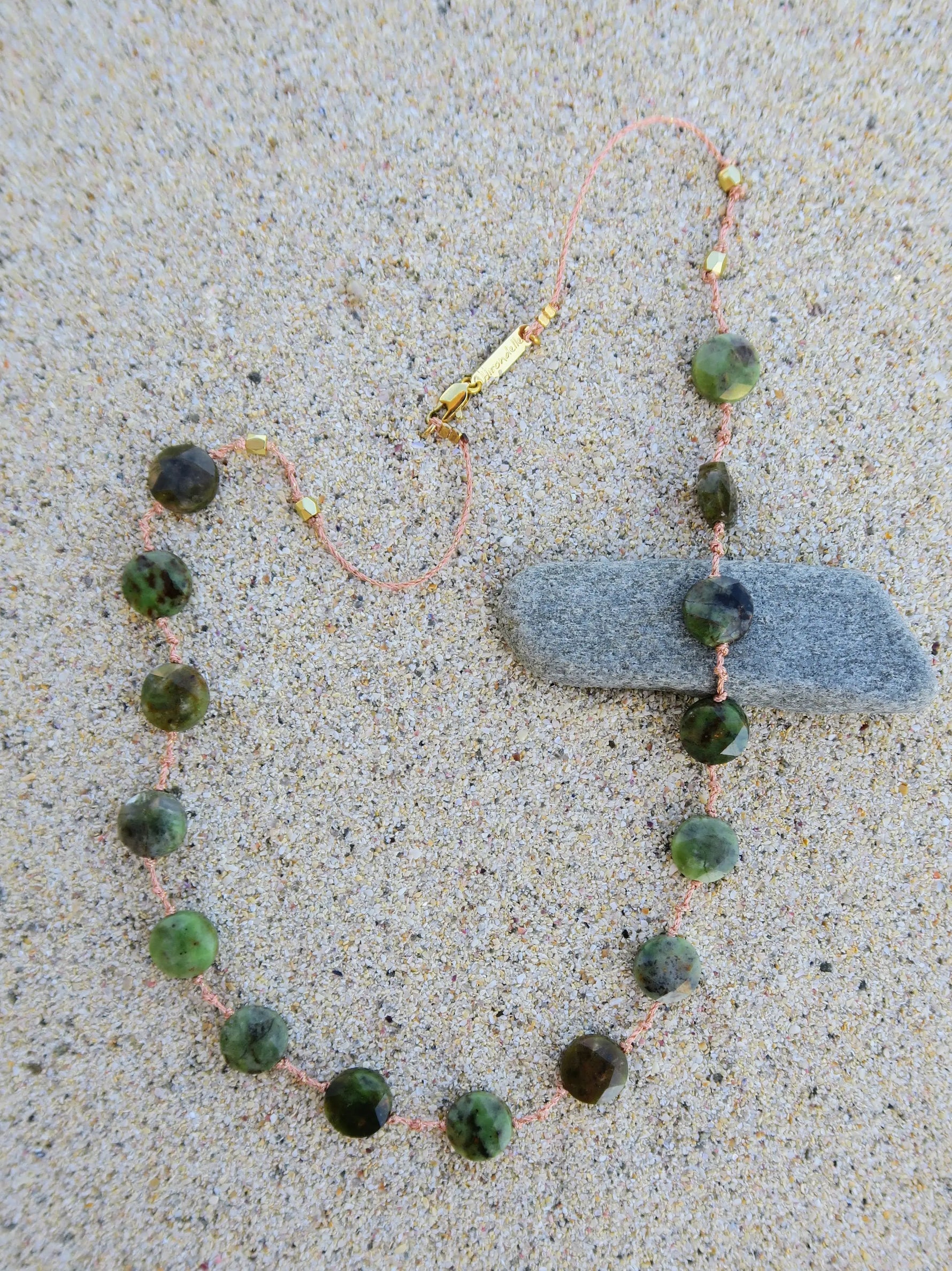 collier maldives en agate serpentine
