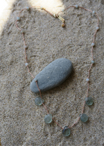 Collier Bali en fluorite vertes montées sur cordon