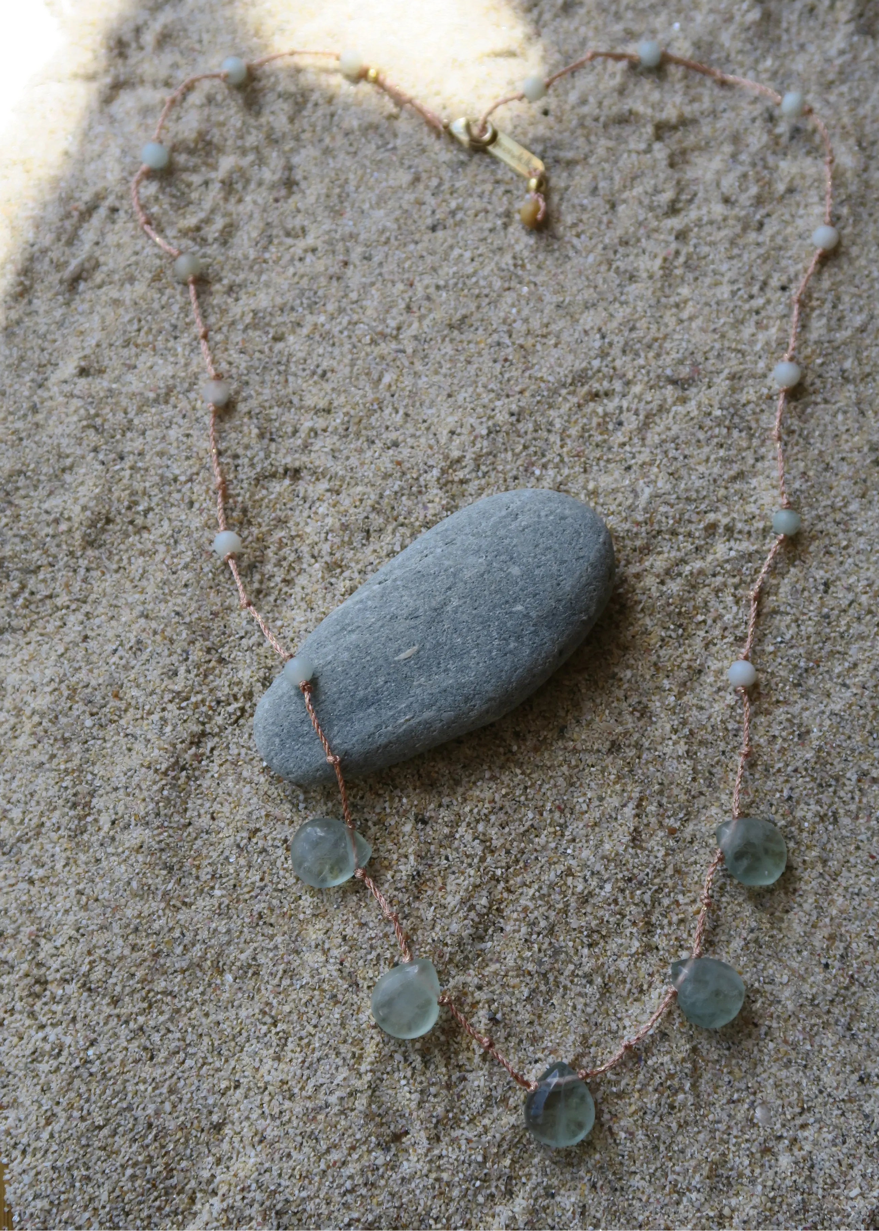Collier Bali en fluorite vertes montées sur cordon