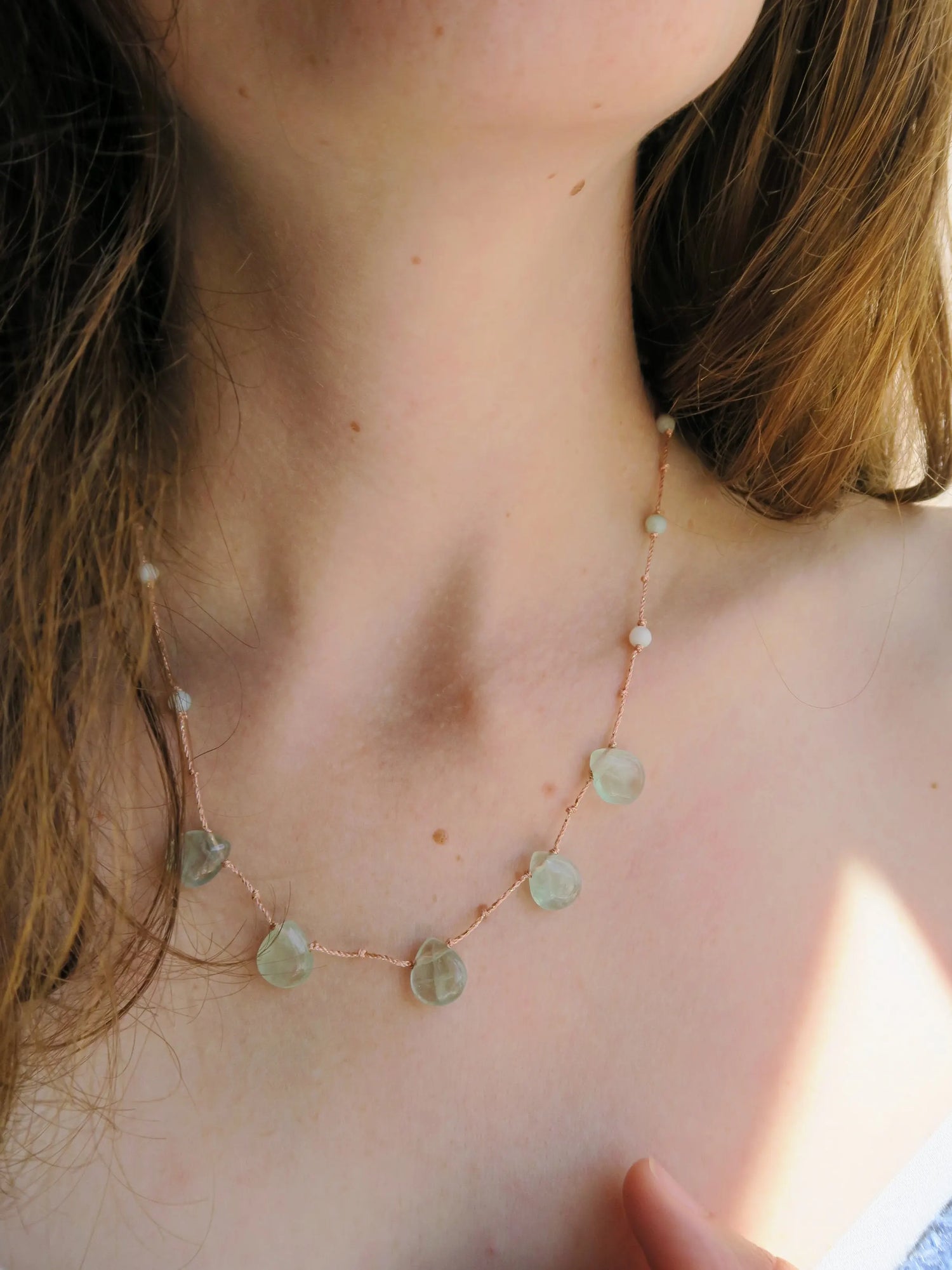 Collier Bali en fluorite vertes et calcédoines montées sur cordon