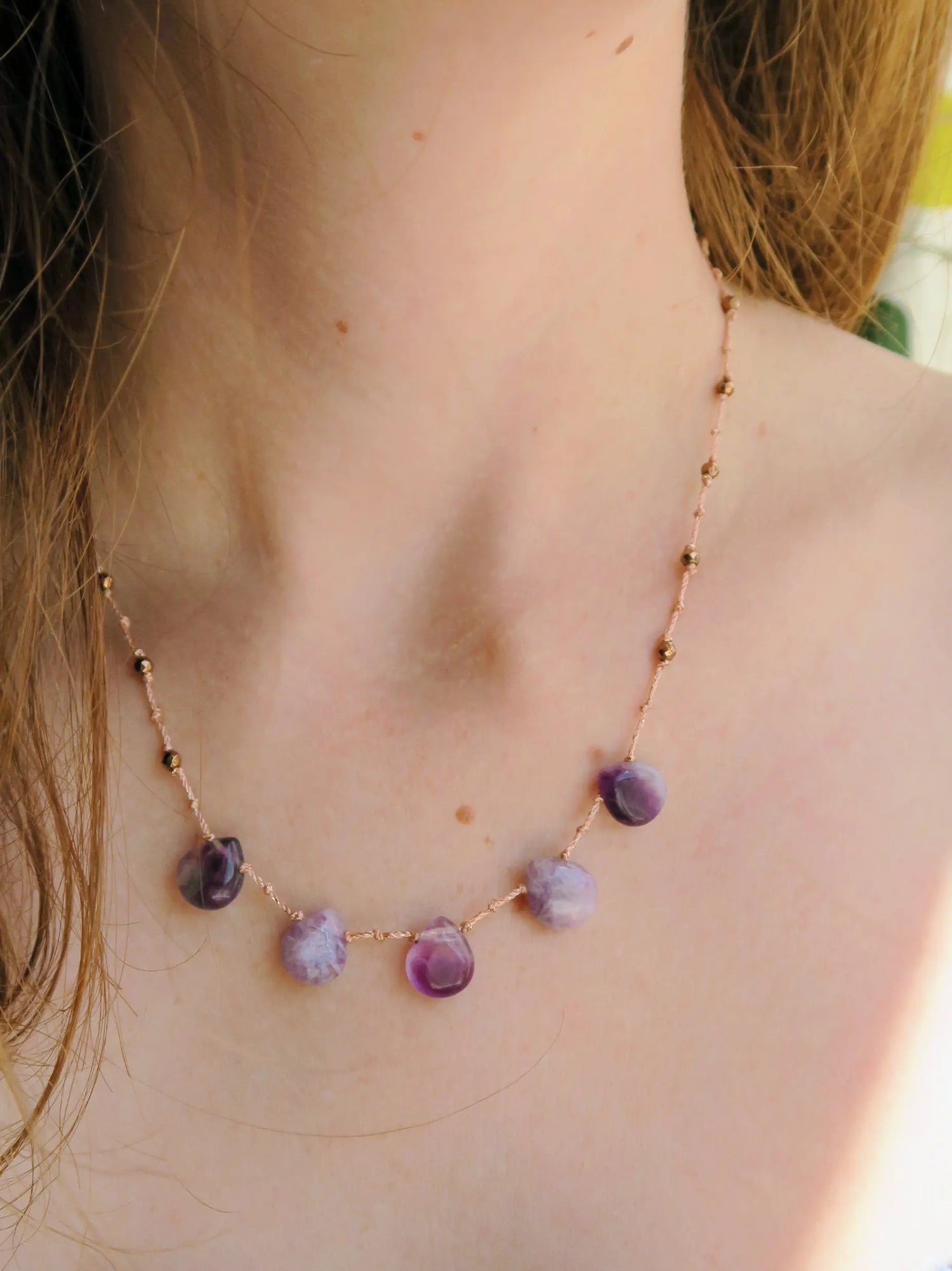 collier ibiza en fluorite violettes et hématites sur cordon
