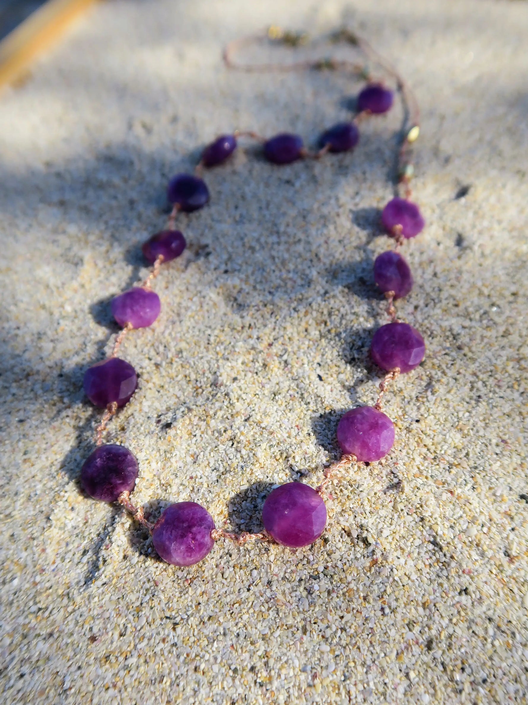 collier santorin en aragonite violettes sur cordon rosé collier estivale