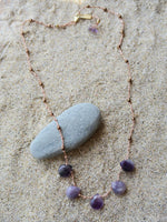 collier ibiza en fluorite violettes et hématites sur cordon