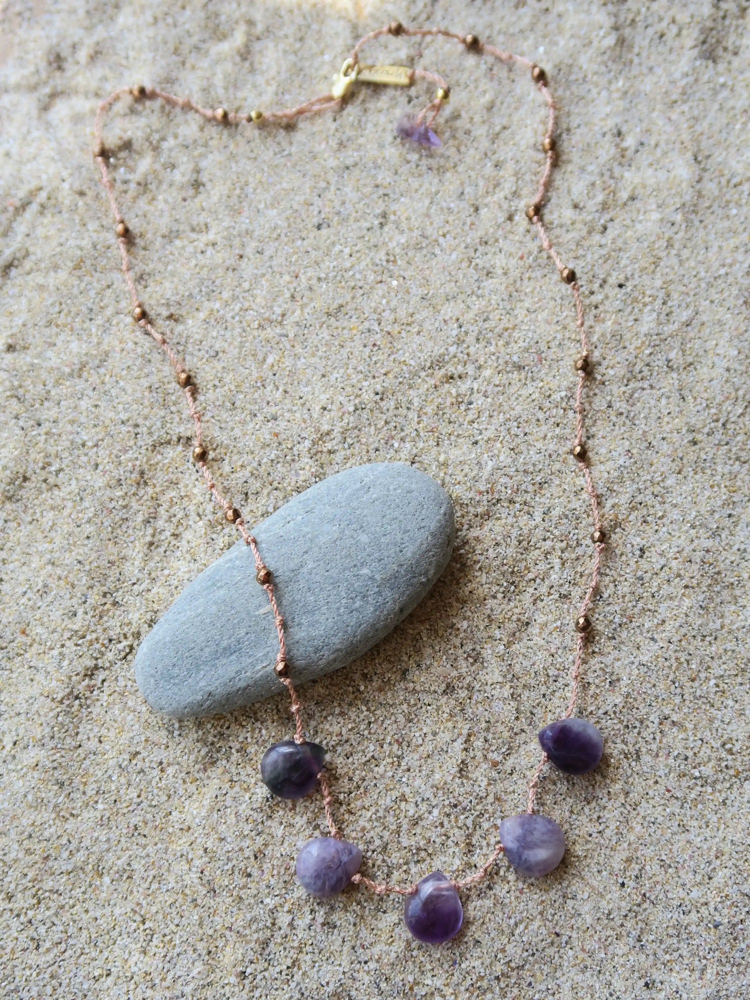 collier ibiza en fluorite violettes et hématites sur cordon