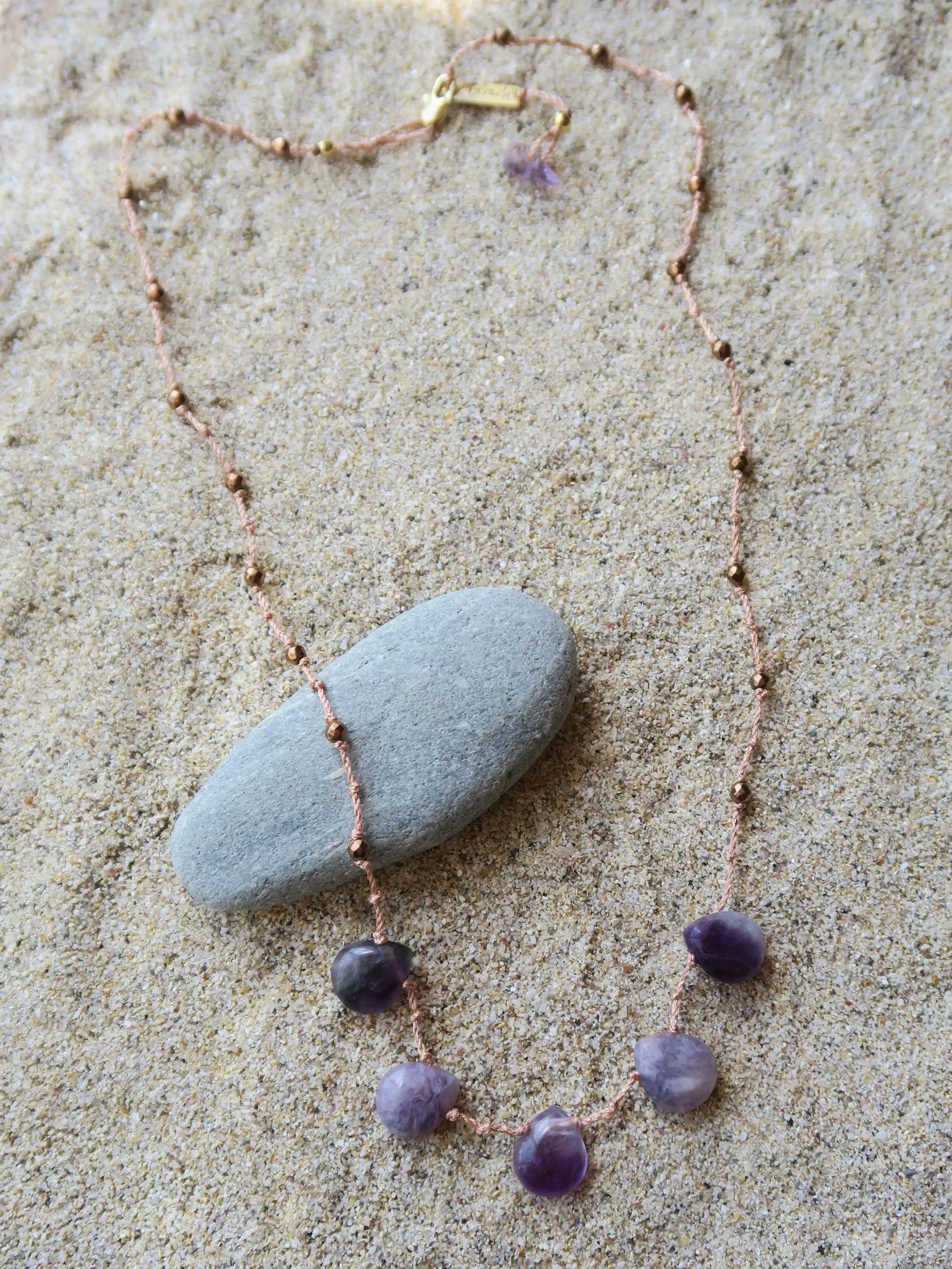 collier ibiza en fluorite violettes et hématites sur cordon