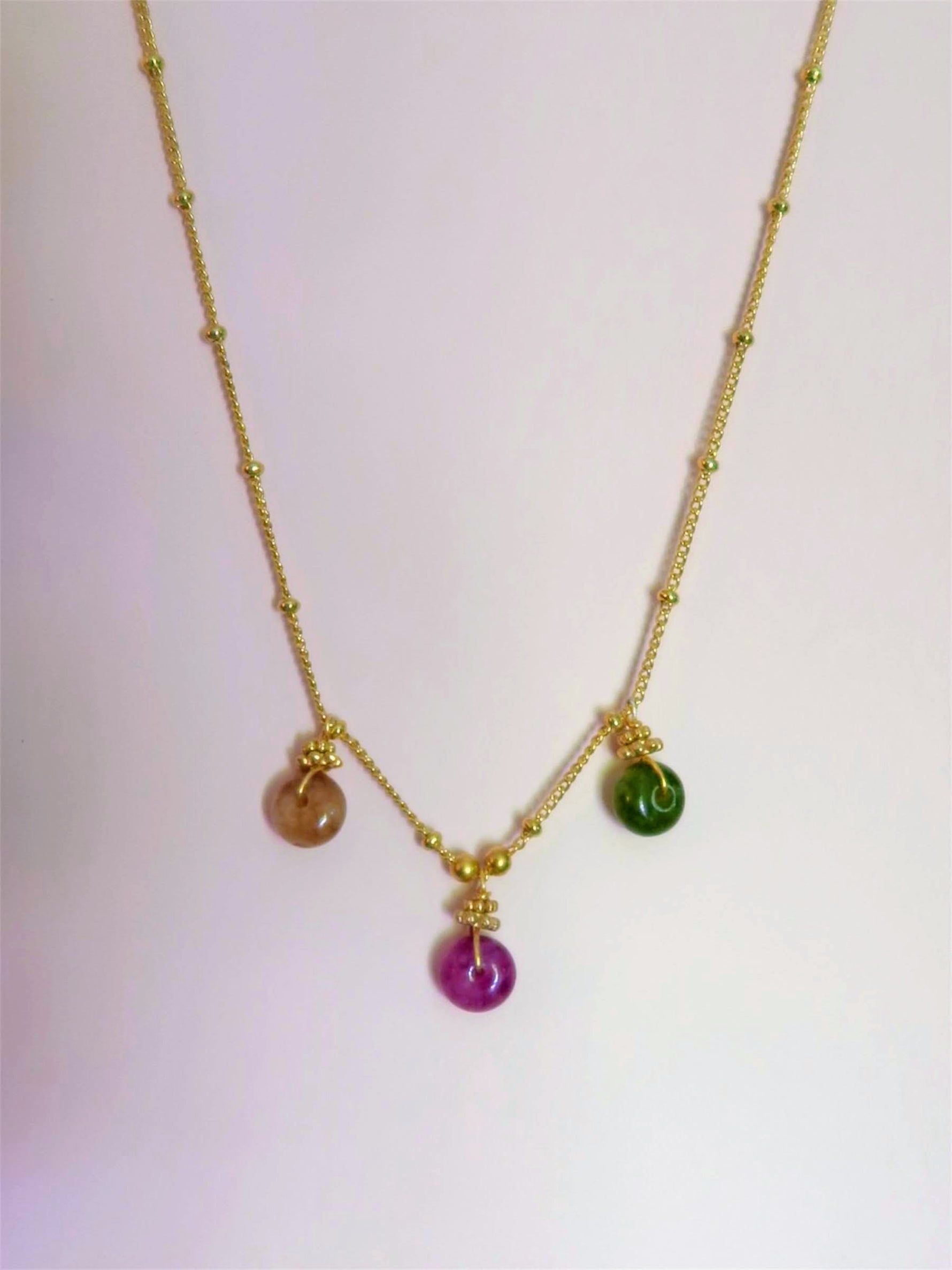 collier délicat en pierres teintées et metal doré à l'or fin