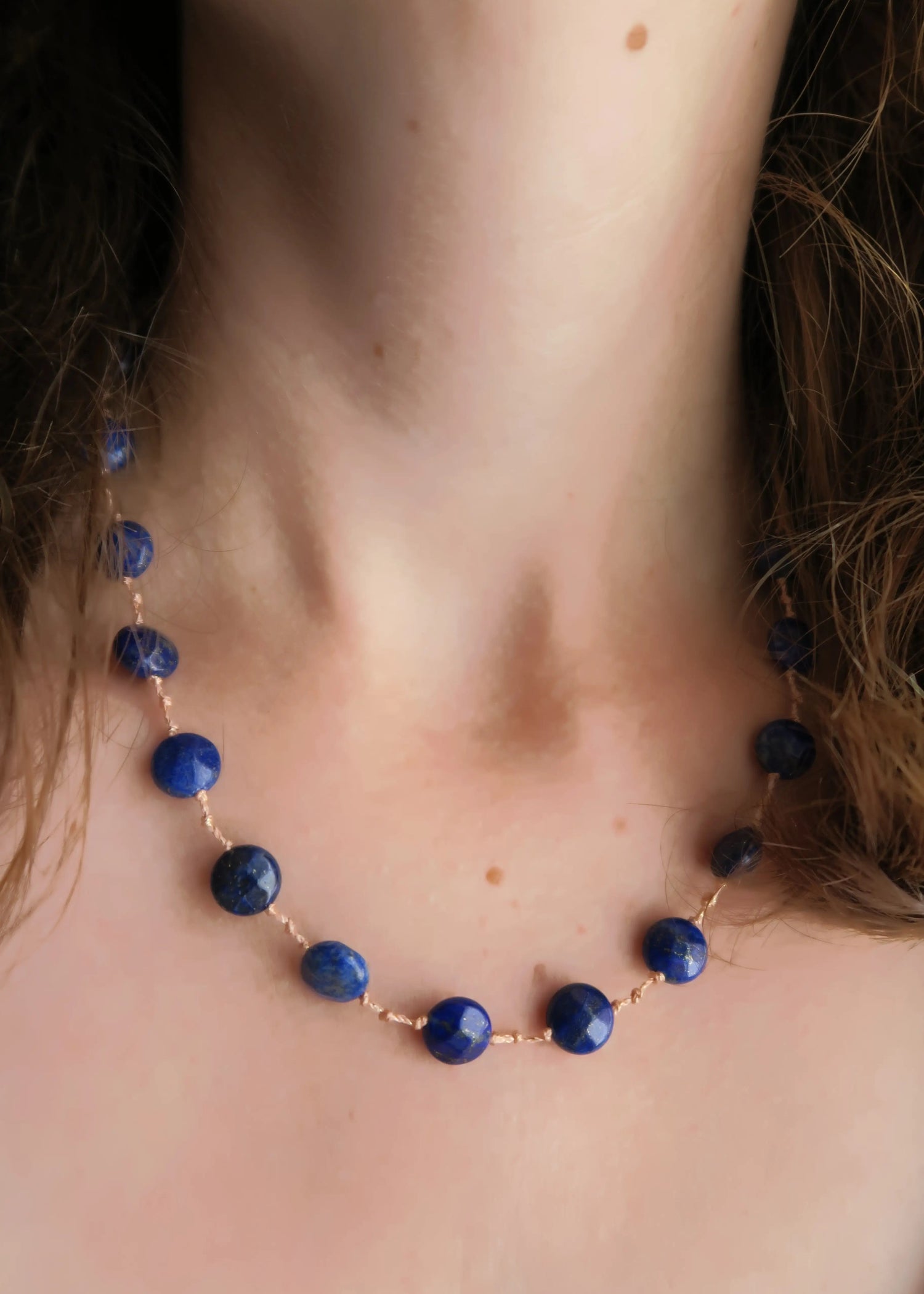 collier porte bonheur lapis lazuli sur cordon