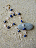Collier lapis lazuli et quartz rose, nouées sur cordon. Bijoux artisanal fait main