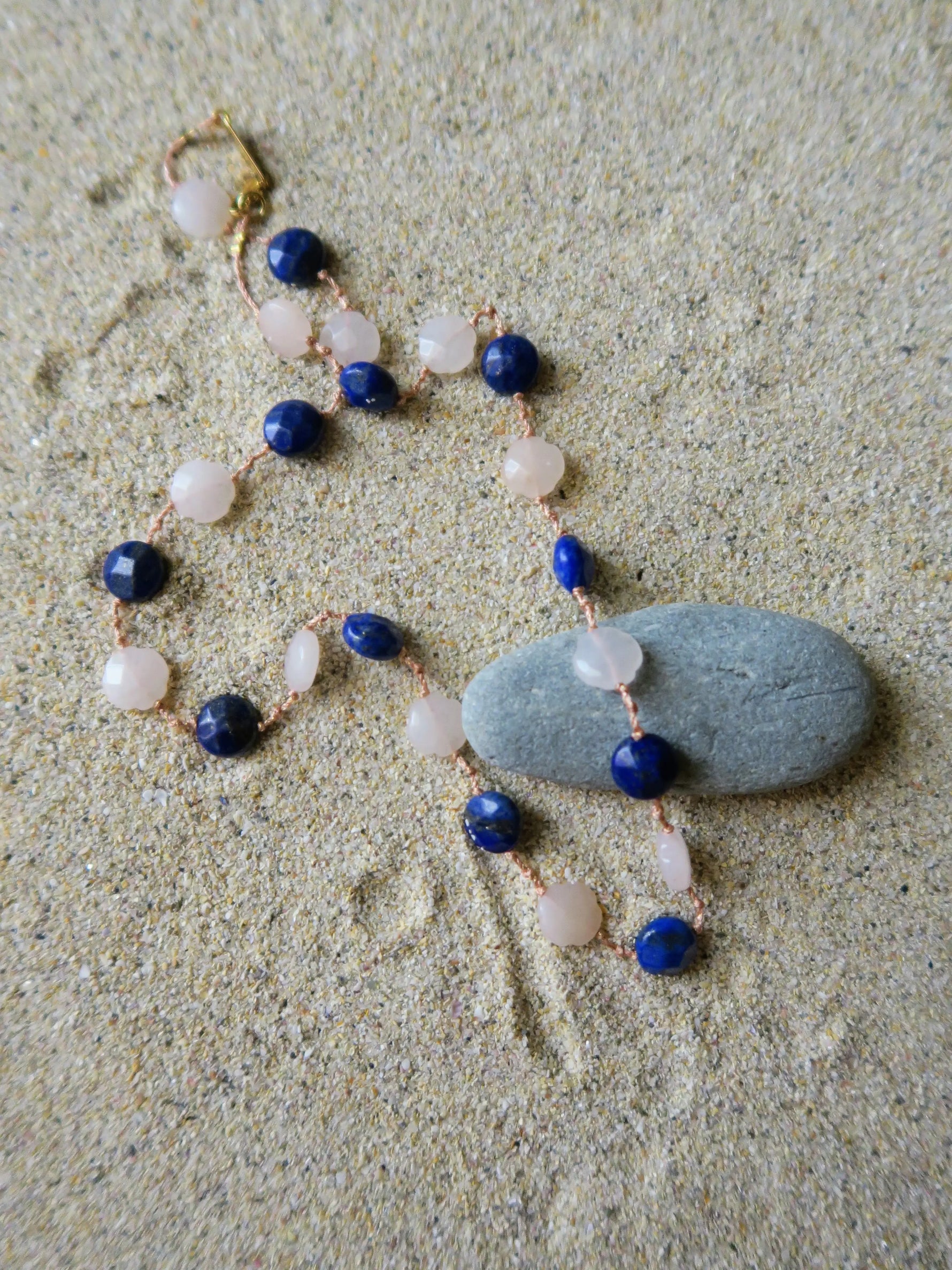 Collier lapis lazuli et quartz rose, nouées sur cordon. Bijoux artisanal fait main