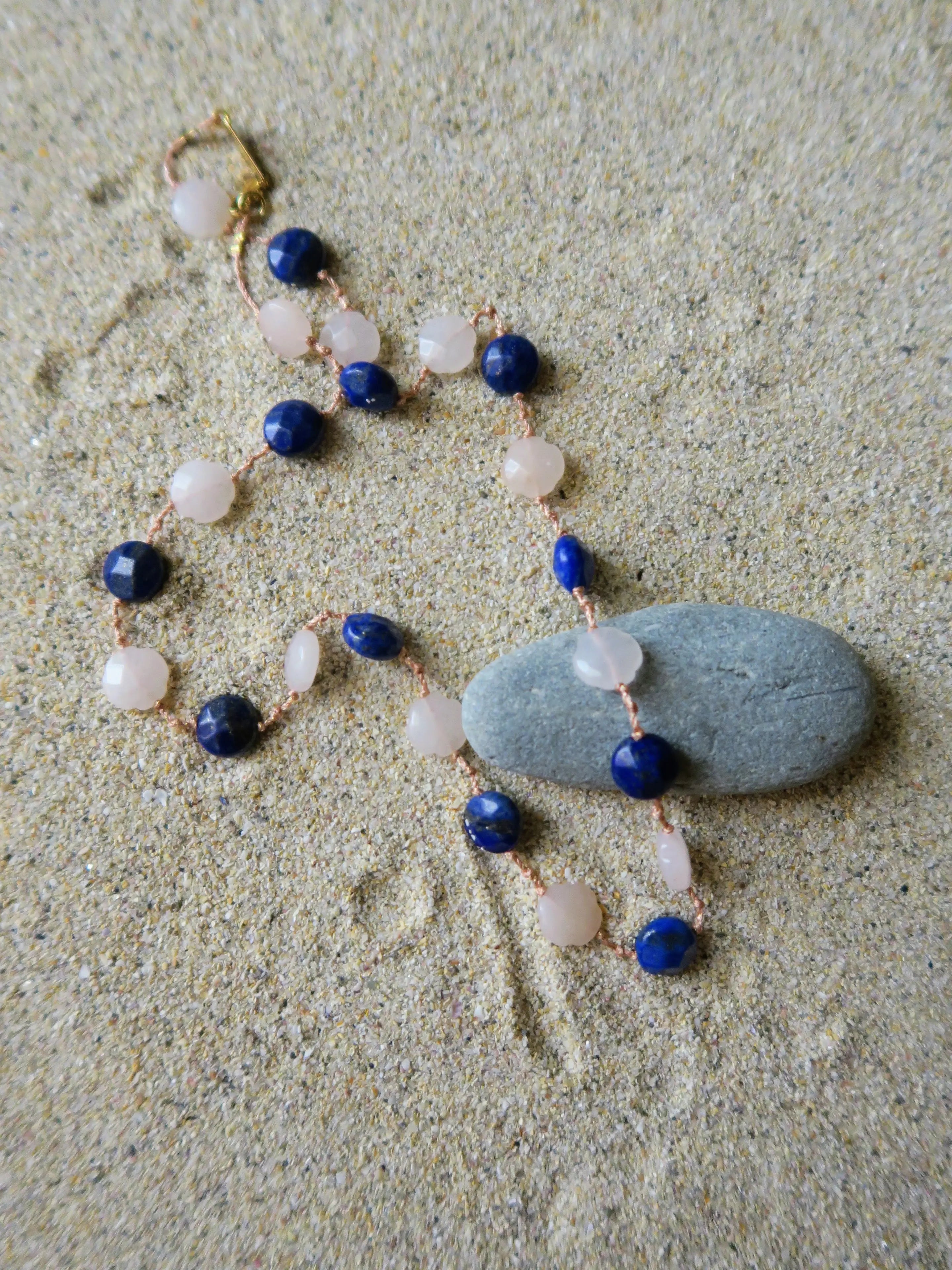 Collier lapis lazuli et quartz rose, nouées sur cordon. Bijoux artisanal fait main
