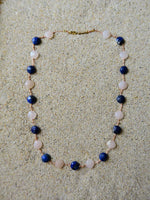 Collier pierres naturelles de quartz rose et lapis lazuli nouées sur cordon rosé. fabrication française et artisanale.