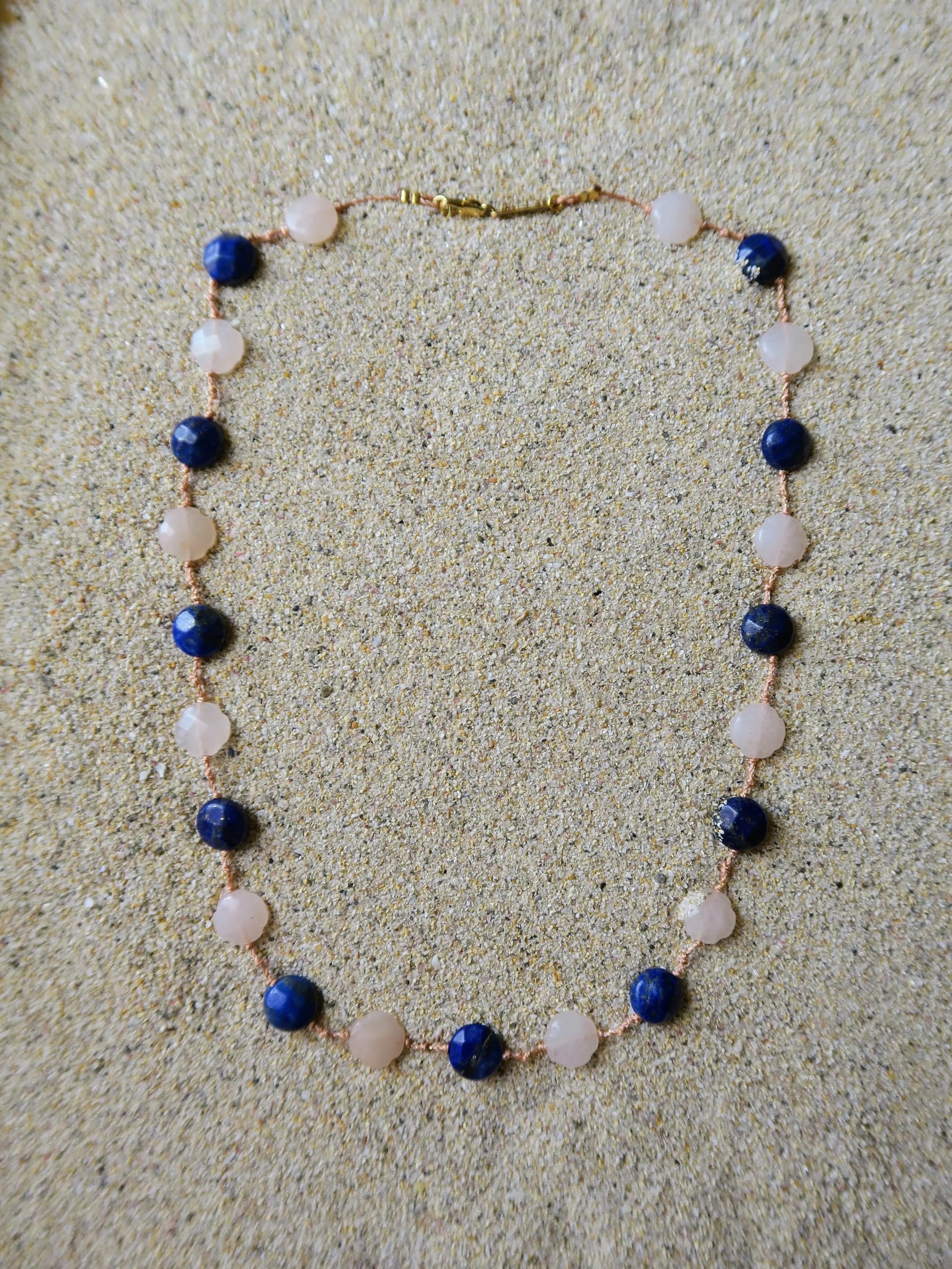 Collier pierres naturelles de quartz rose et lapis lazuli nouées sur cordon rosé. fabrication française et artisanale.