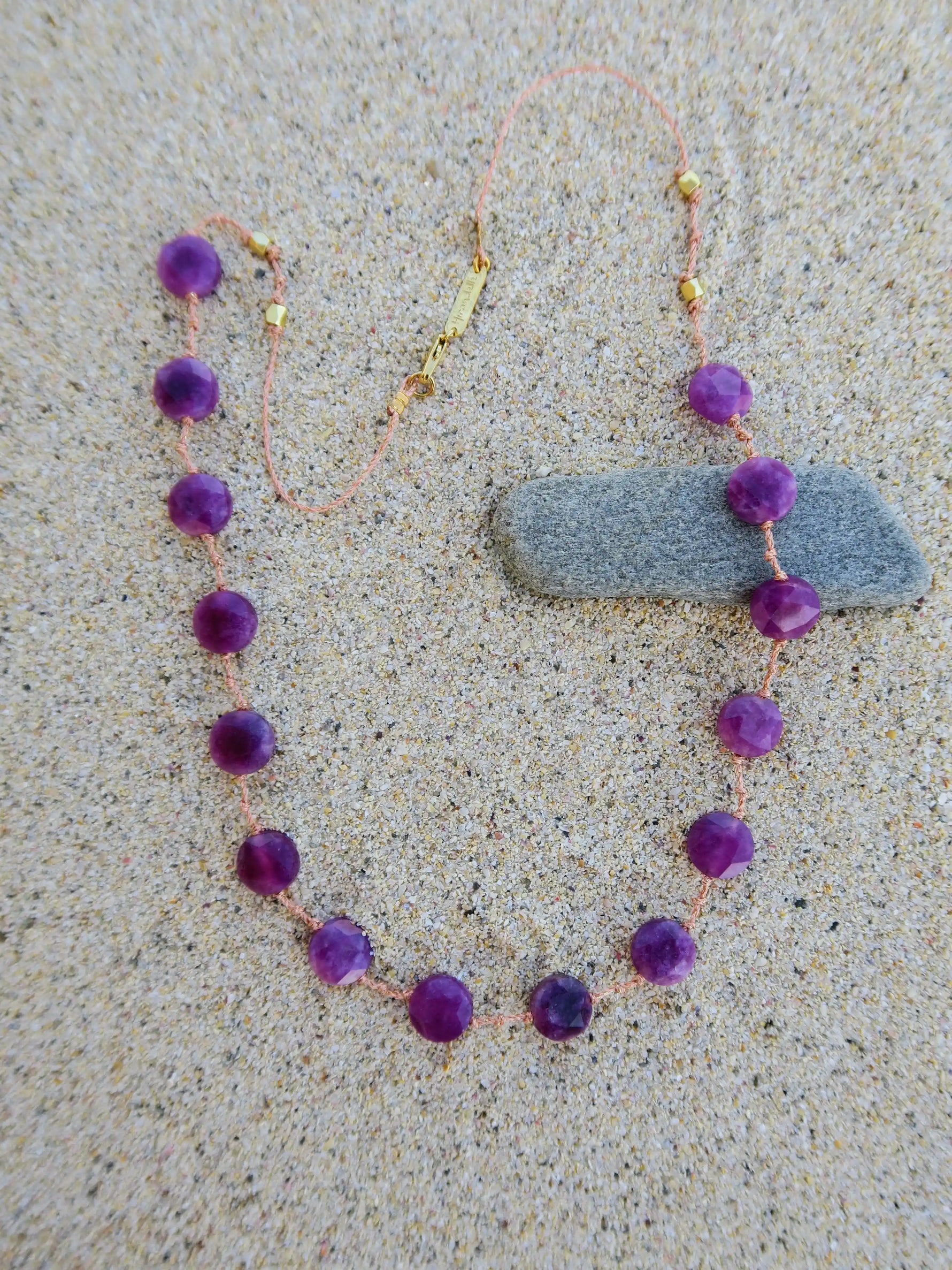 collier santorin en aragonite violettes sur cordon rosé