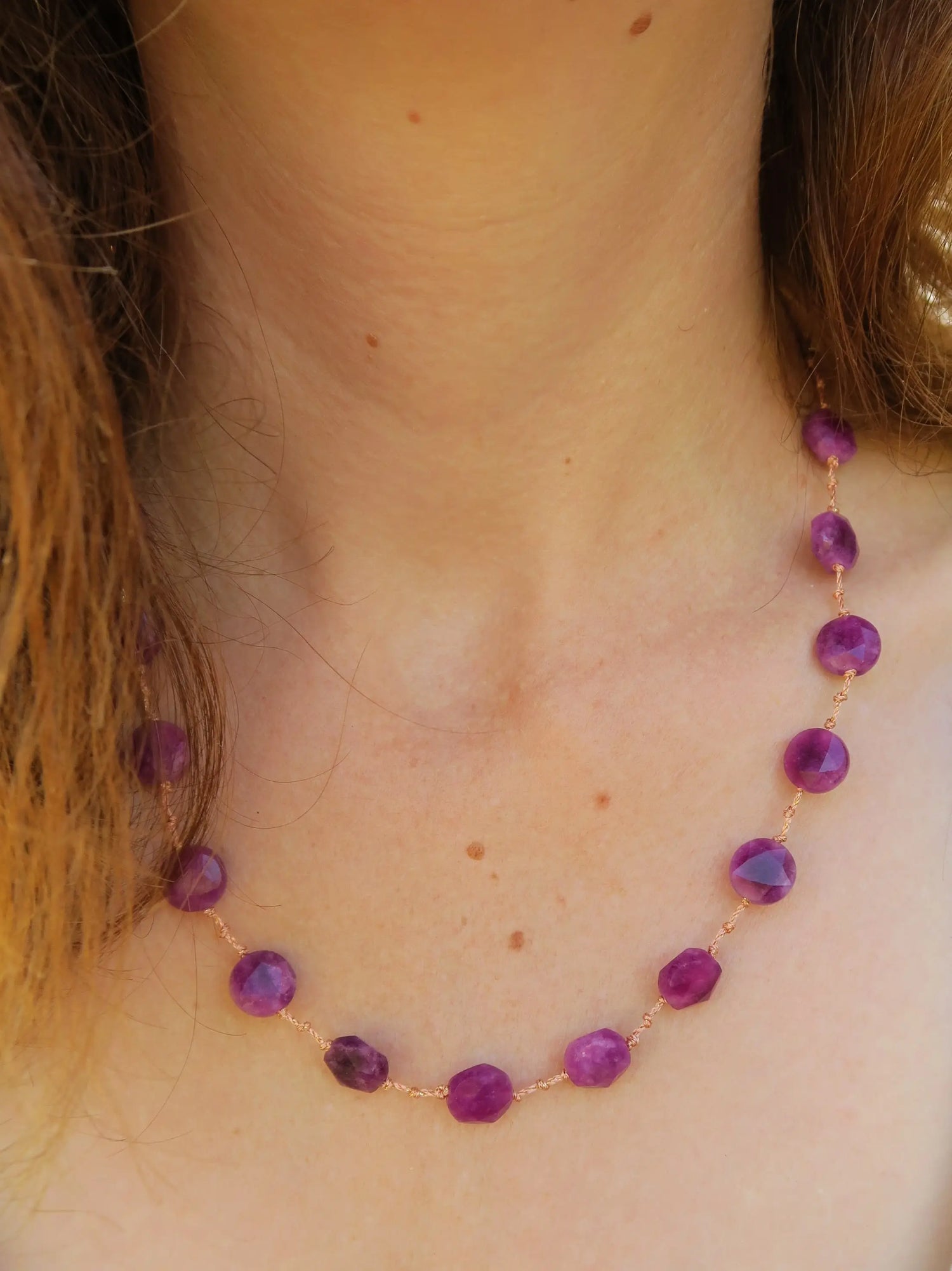 collier santorin en pierre aragonite violettes sur cordon rosé