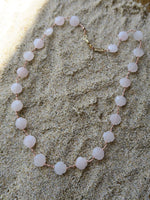 Collier mi long fait main en quartz rose fermoir doré à l'or fin