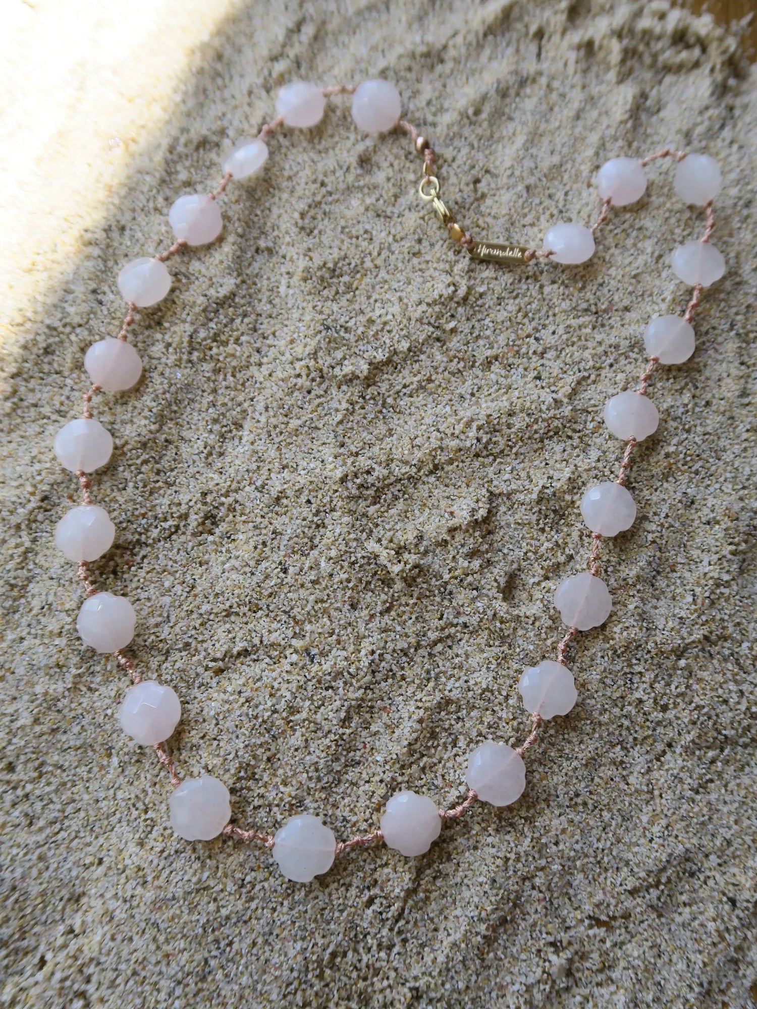 Collier mi long fait main en quartz rose fermoir doré à l'or fin