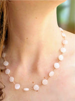 Collier mi long fait main en quartz rose et cordon