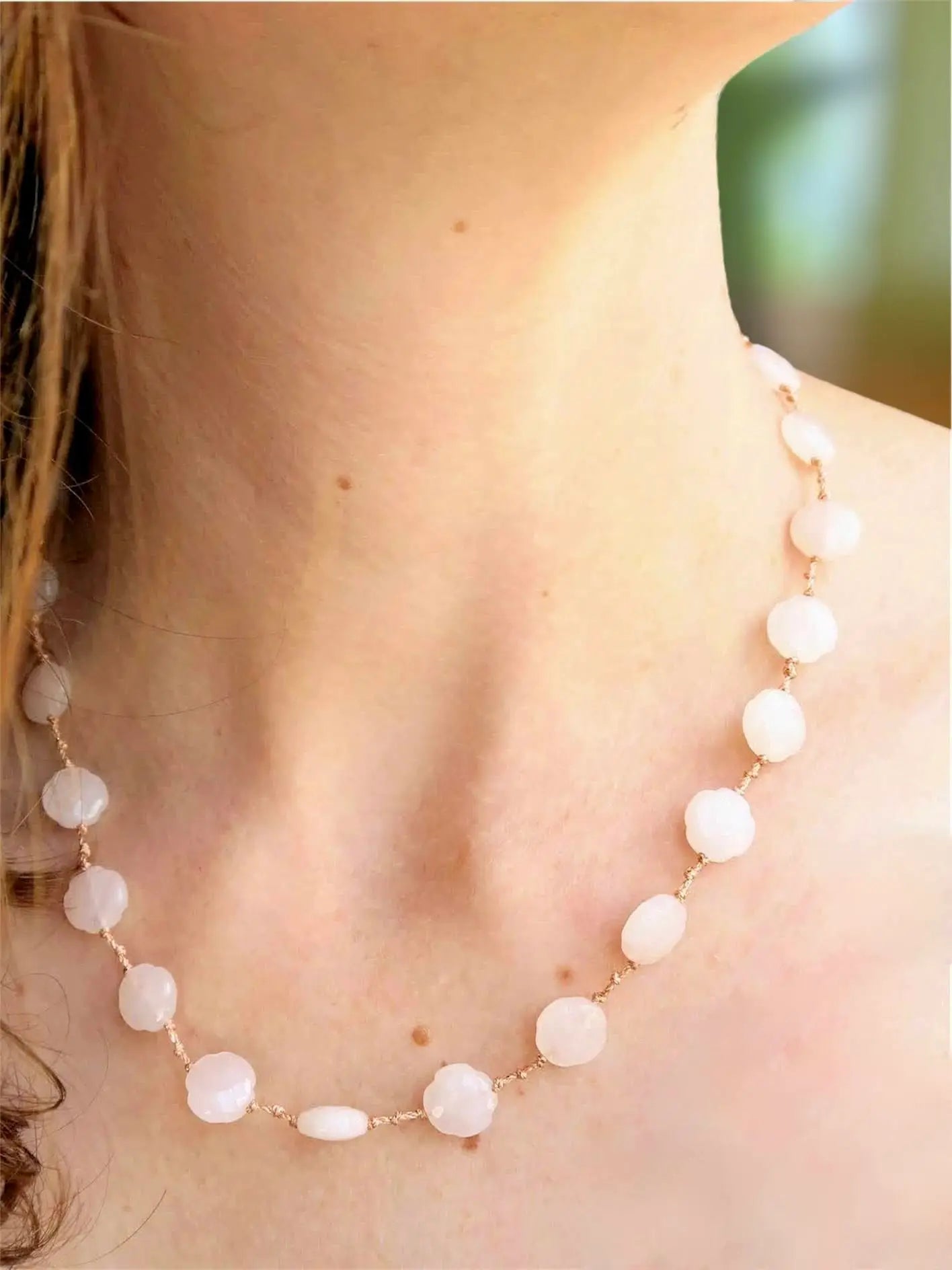 Collier mi long fait main en quartz rose et cordon