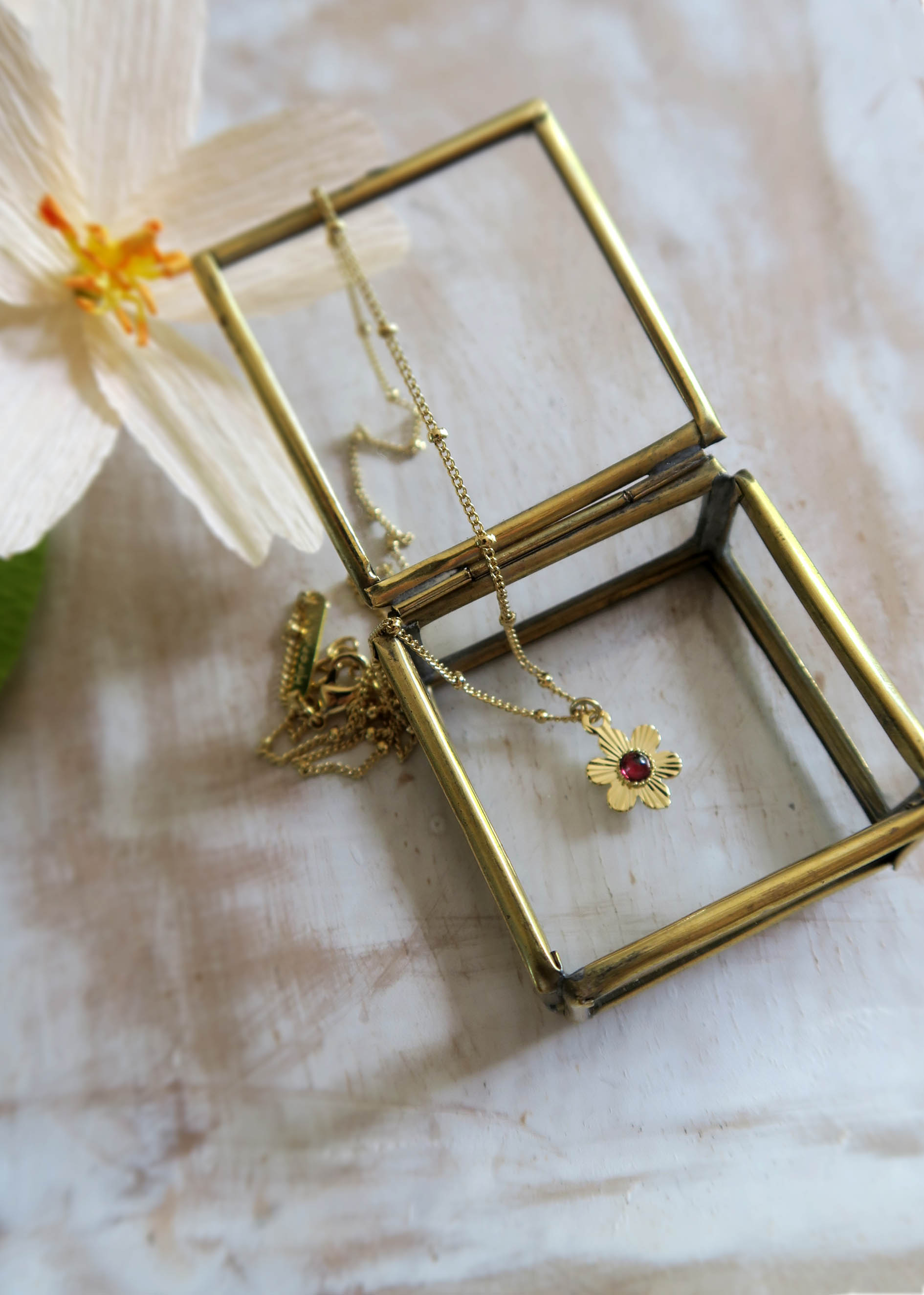 Collier fleurs boutons d'or grenat - Hirondelle Bijoux