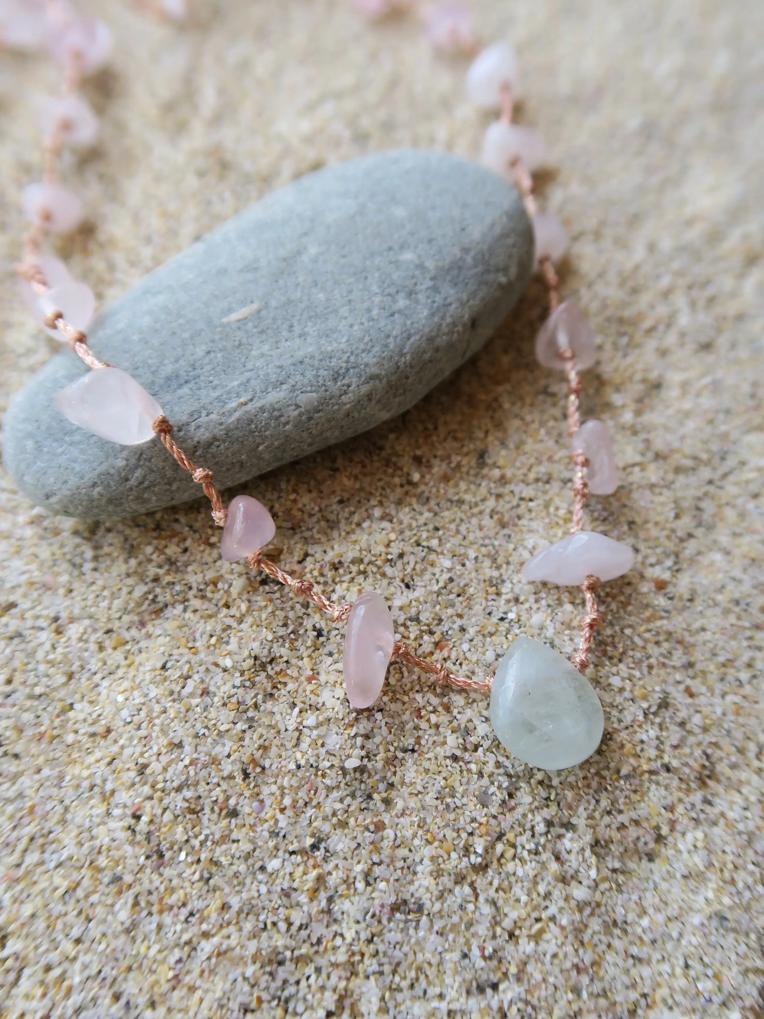 cdétail du collier porte bonheur capri en quartz rose et fluorite sur cordon