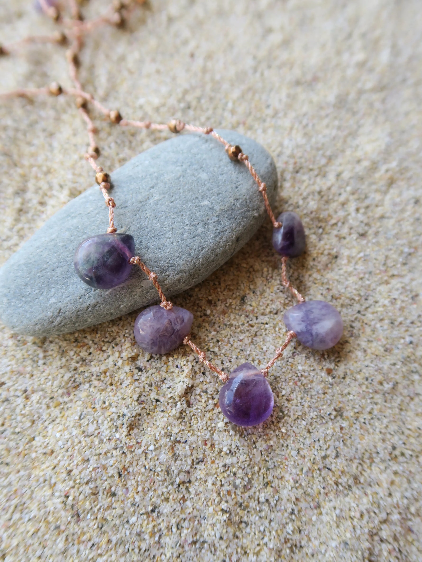 détail du collier ibiza en fluorite violettes et hématites sur cordon