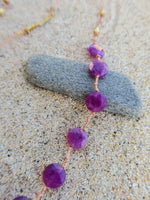 détail du collier santorin en aragonite violettes sur cordon rosé