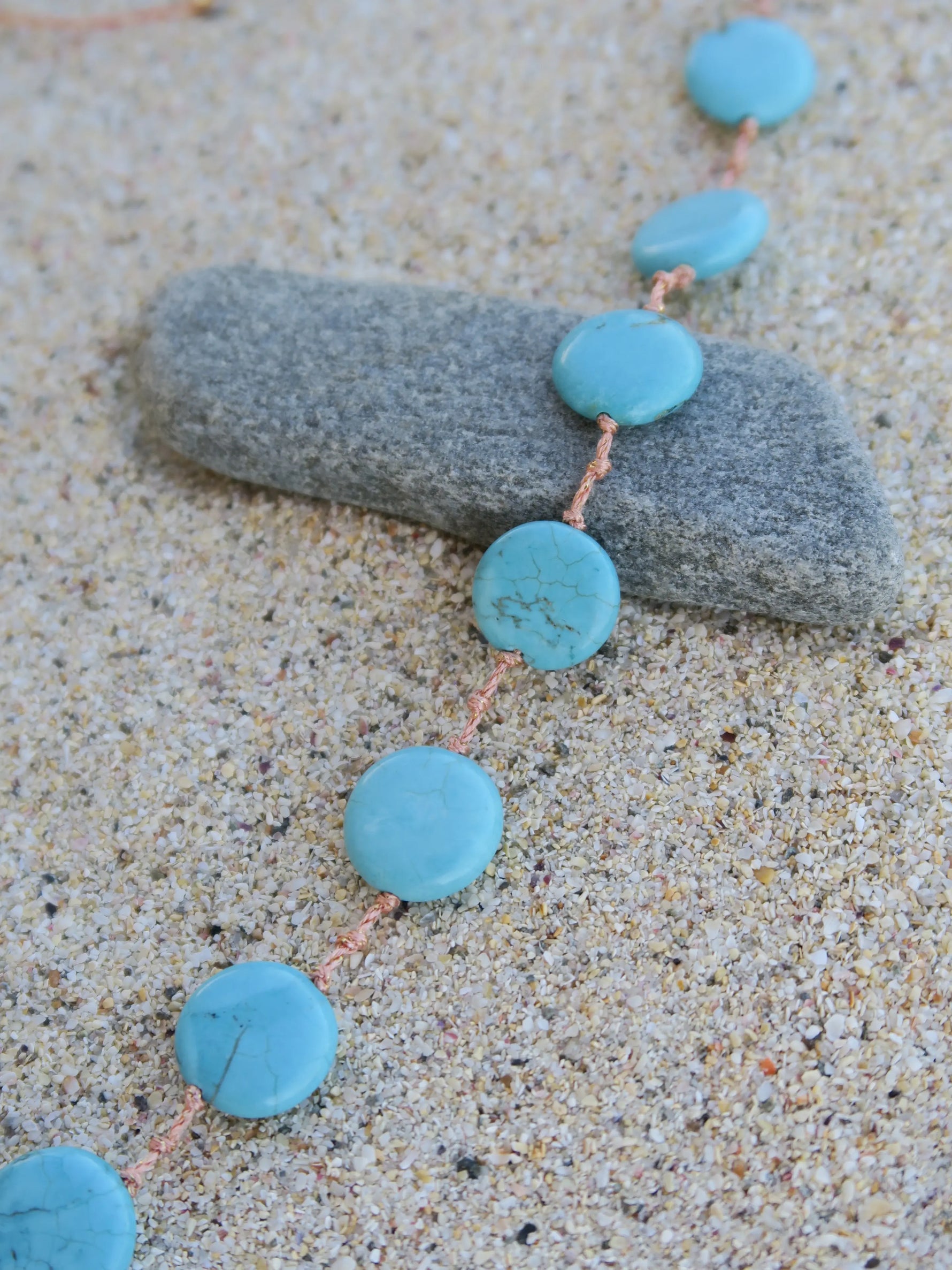 detail du collier en howlite turquoise Seychelles