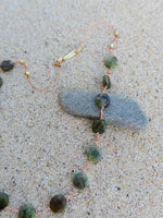 detail du collier maldives en agate serpentine