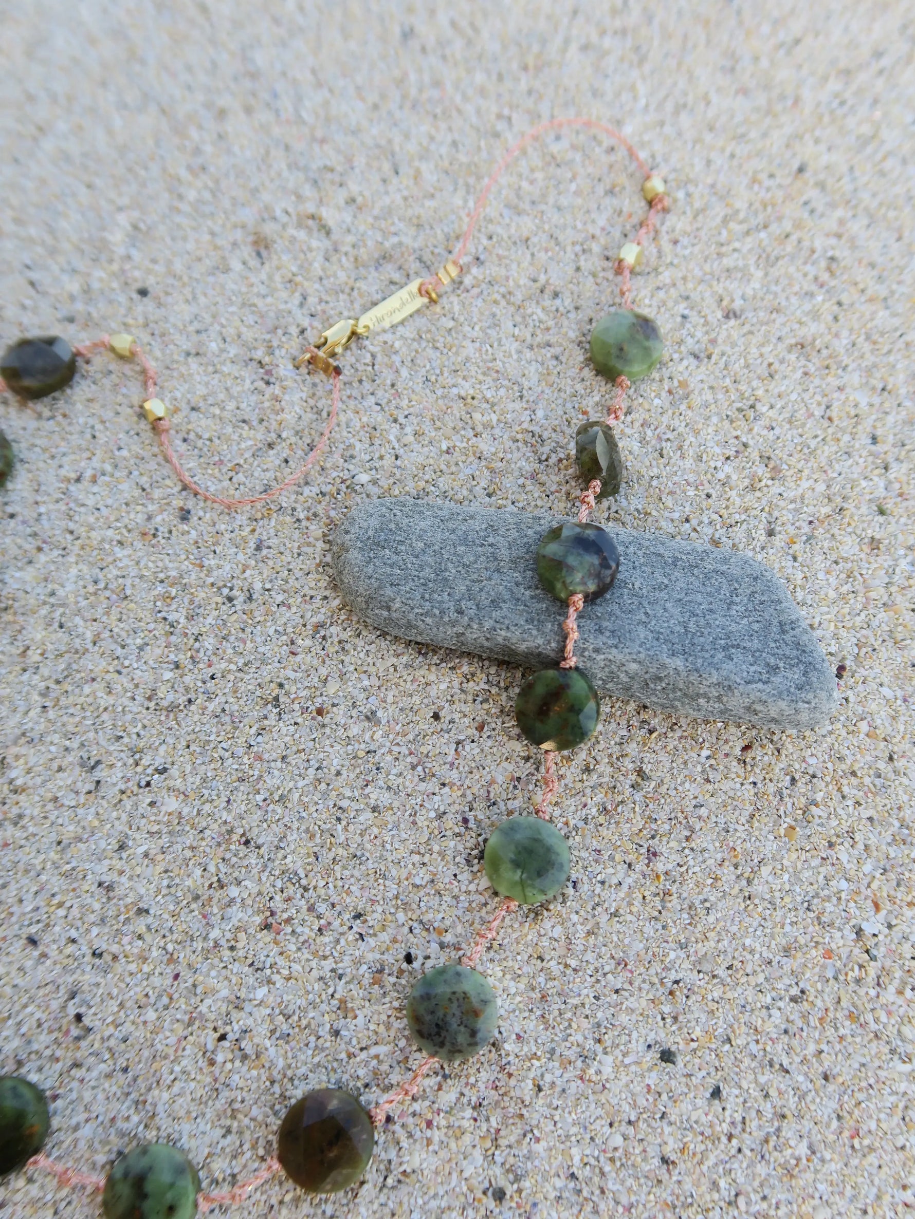 detail du collier maldives en agate serpentine