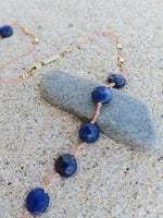 détail collier porte bonheur lapis lazuli sur cordon