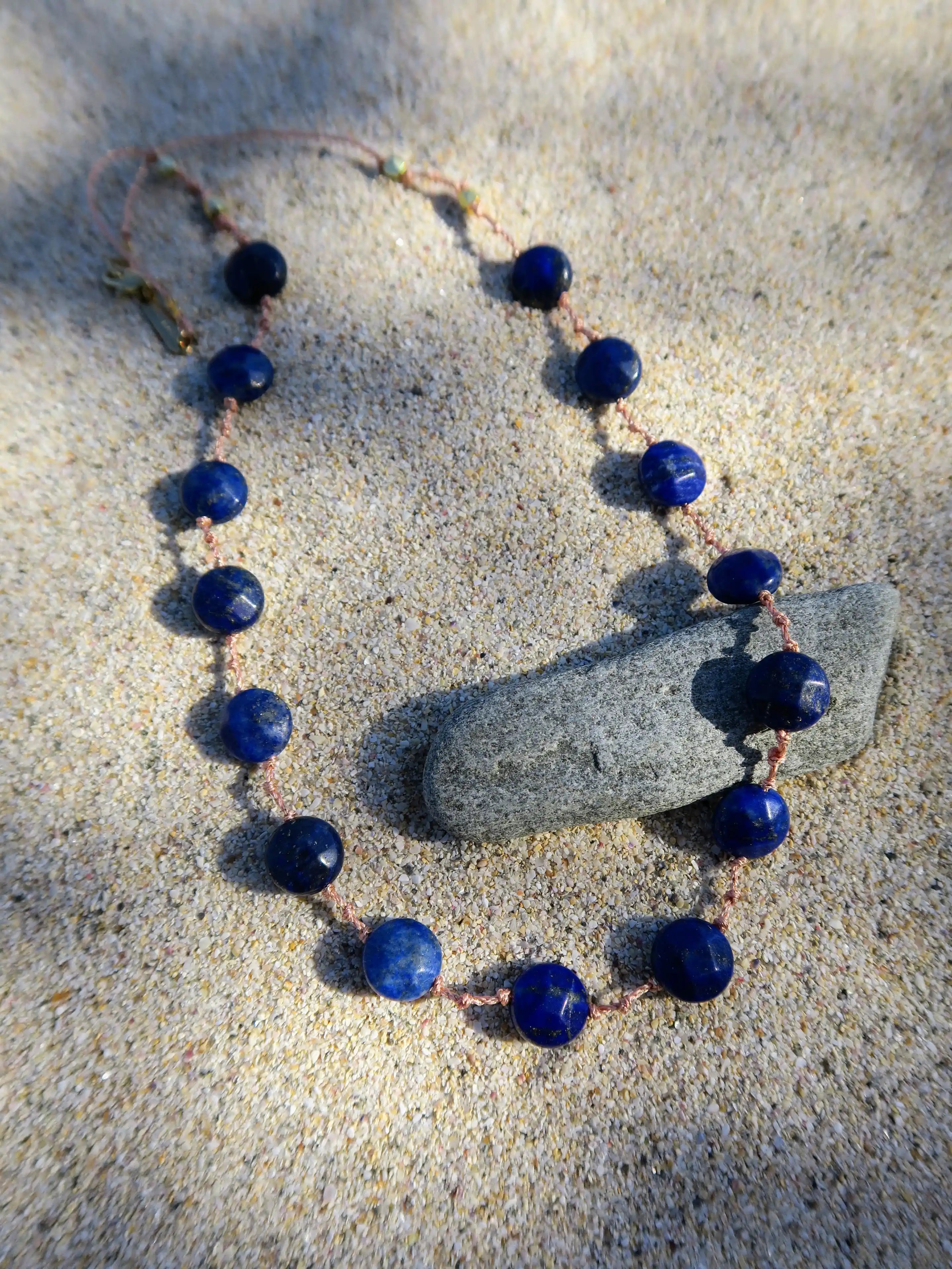 collier porte bonheur lapis lazuli sur cordon