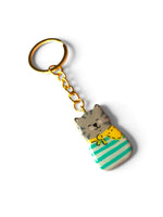 Porte-clé Lucky Rolie Cat Tanguy — chat breton en marinière, modelé et peint à la main en argile, finie à la résine UV. Fait main au Cap Sizun.