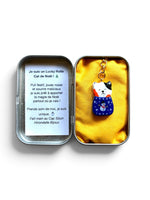 Porte-clés chat en pull de noël, bleu avec bonhomme de neige. Fabrication artisanale, en édition limitée pour Noël. Vendu dans sa boite cadeau.