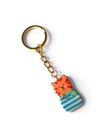Porte-clé Lucky Rolie Cat Yannick — chat roux breton en marinière, modelé et peint à la main en argile, finie à la résine UV. Fait main au Cap Sizun.