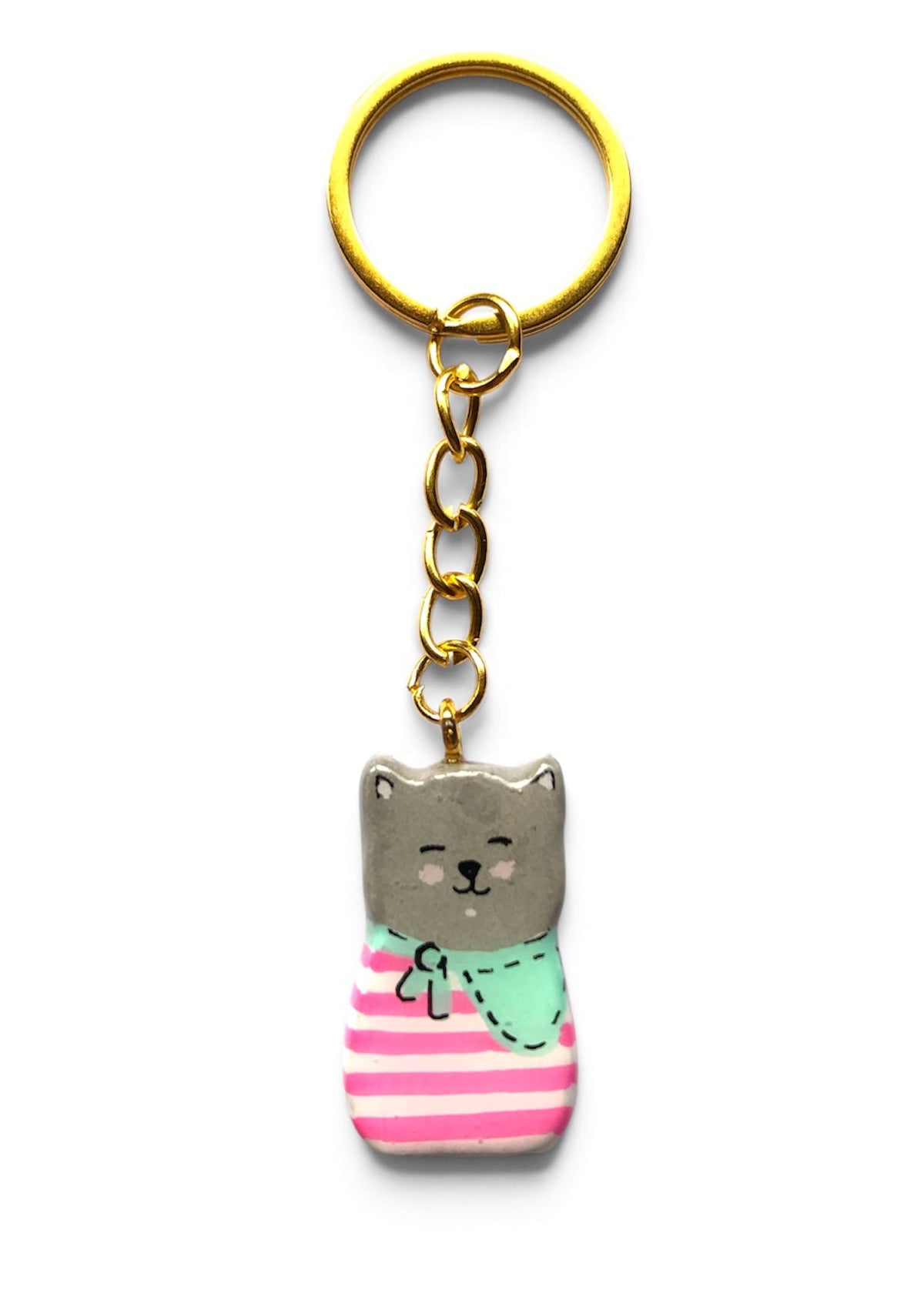 Porte-clé porte bonheur Lucky Rolie Cat Malo — petit chat gris breton en marinière rose et foulard turquoise, modelé et peint à la main en argile, fini à la résine UV. Fait main au Cap Sizun.