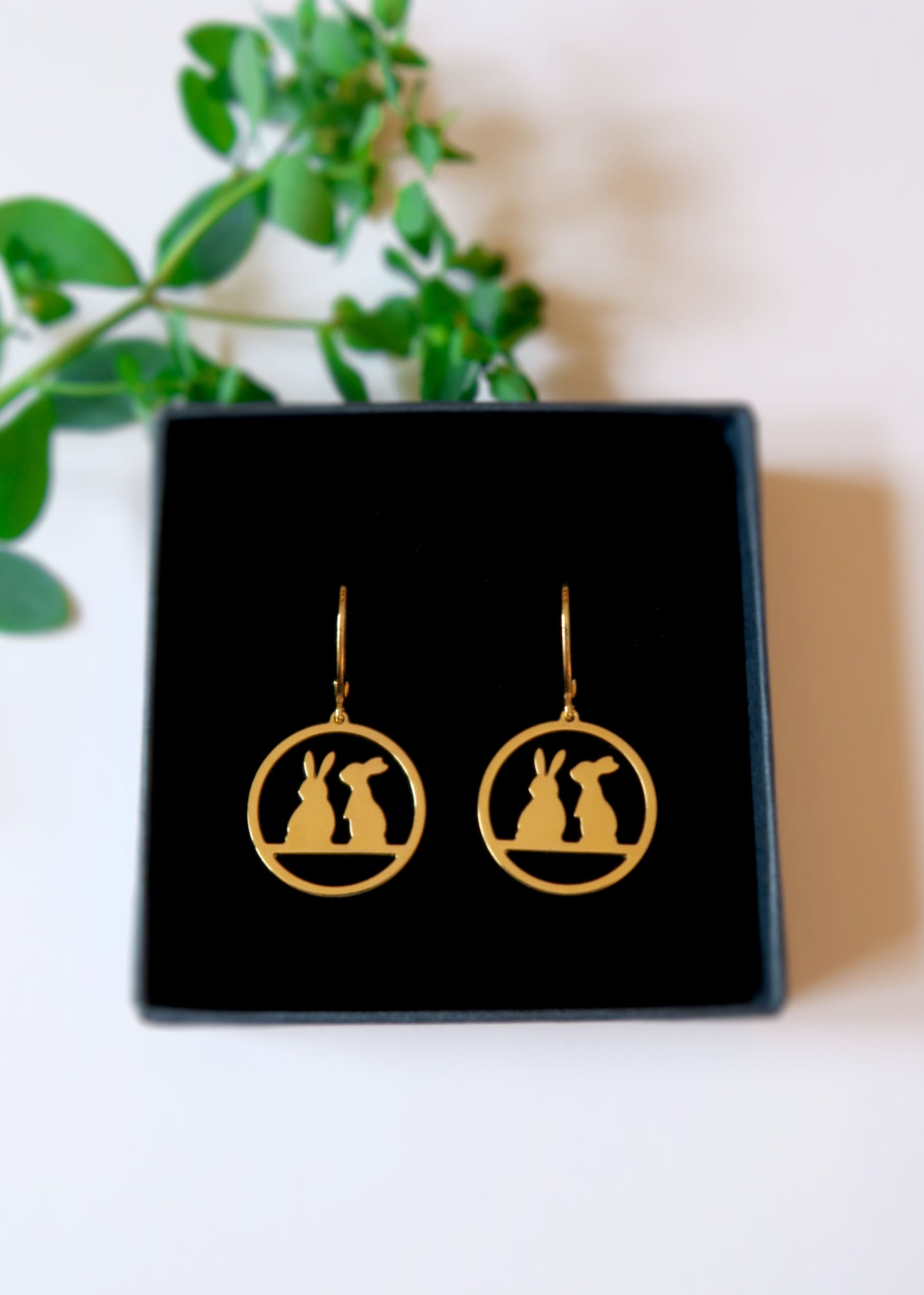 Boucles d'oreilles dorées duo de lapins - dans écrin noir Hirondelle Bijoux