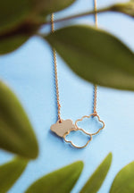 Collier fin poétique représentant trois nuages - Hirondelle Bijoux